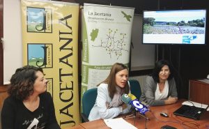 La nueva web www.birdingpirineos.com es una completa guía práctica de ornitología en la Jacetania, en español e inglés, muy visual y accesible desde todo tipo de dispositivos. En la misma se puede encontrar un archivo con ecosistemas y más de 200 especies de aves, 14 rutas señalizadas por la comarca, un directorio de establecimientos certificados en turismo ornitológico y un blog y agenda de actividades ornitológicas, según ha explicado Mónica Ballarín, diseñadora de la web. Destaca la posibilidad de cruzar datos de aves, ecosistemas y temporadas para saber qué tipo de aves y en qué zonas se pueden avistar en cada mes del año.