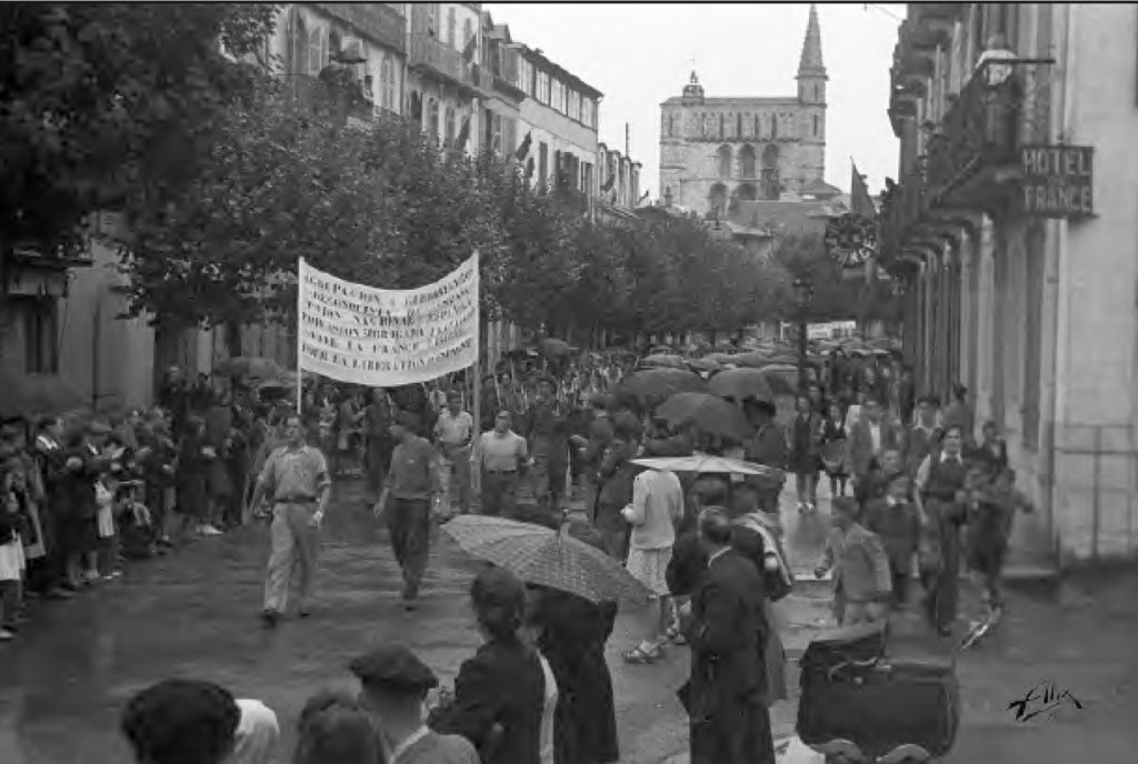 Desfile de guerrilleros españoles tras la liberación de Bagnères de Bigorre. Foto Alix