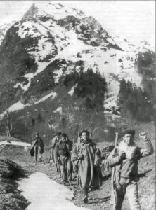 Famosa fotografía aparecida en su día en La Dêpeche du Midi. En primer término, Juan Lacasa Lardiés, de Biescas, que fuera jefe de la 130 Brigada Mixta, de la 43 División