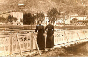 Balneario de Panticosa, 1905. María Gastón Añaños, a la izquierda y Juaquina Aznárez Gurría