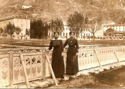 Balneario de Panticosa, 1905. María Gastón Añaños, a la izquierda y Juaquina Aznárez Gurría